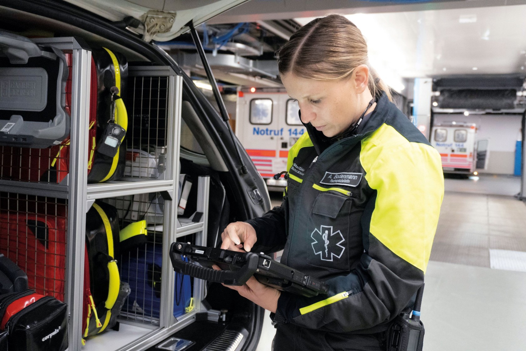 Präklinische Spezialistin protokolliert einen Einsatz.