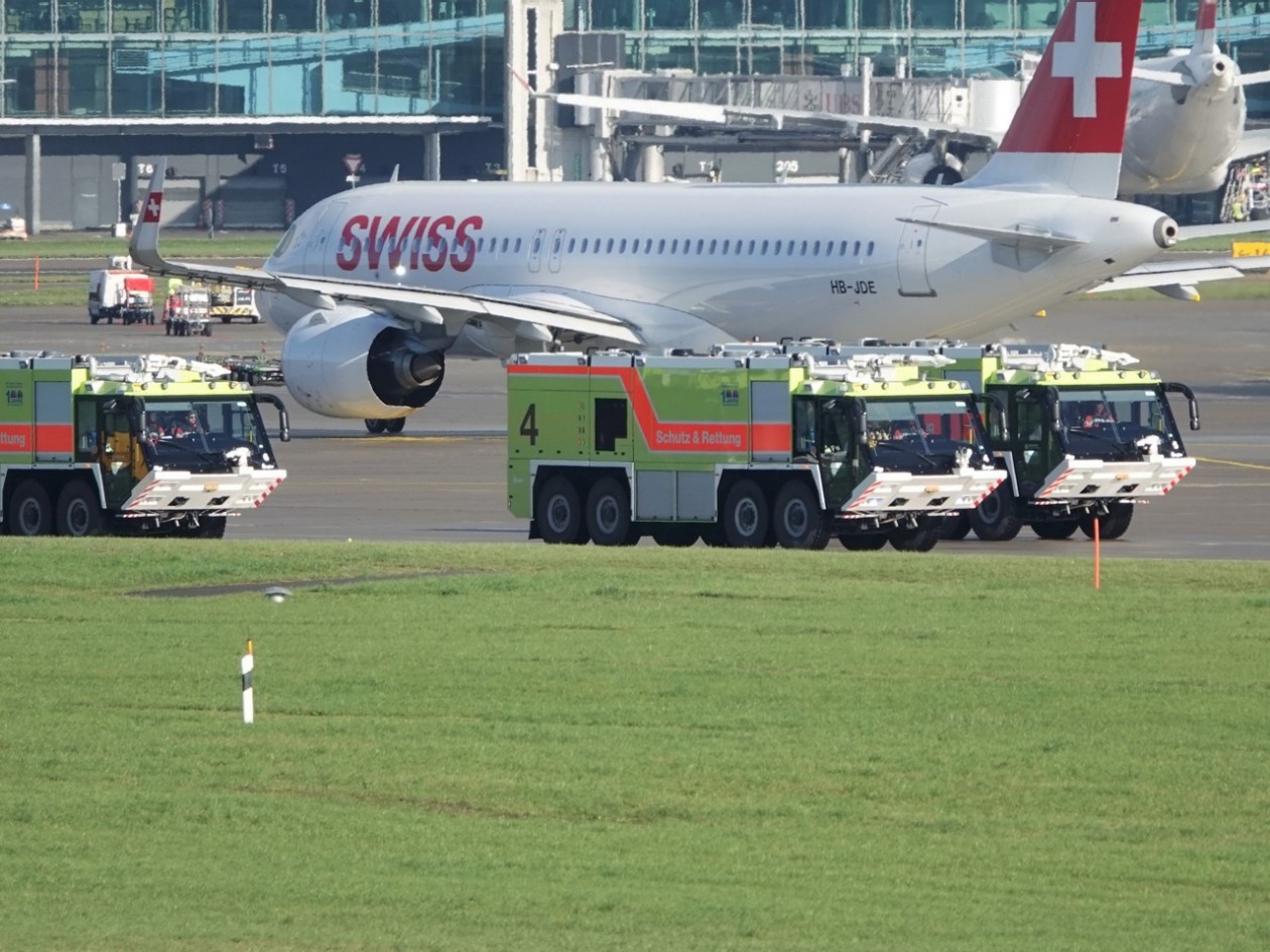 Flugfeldlöschfahrzeuge vor einer Swiss-Maschine am Flughafen Zürich
