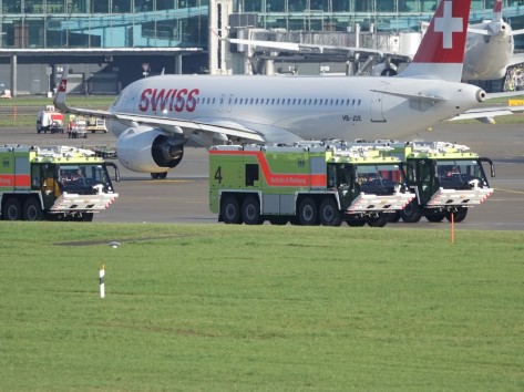 Flugfeldlöschfahrzeuge vor einer Swiss-Maschine am Flughafen Zürich