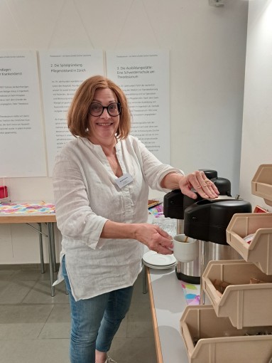 Kerstin Everett im Einsatz beim Cafétreff für Senior*innen der Fachstelle Zürich im Alter