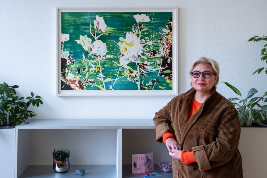 Grit Podien steht vor dem Kunstwerk «Lithoblume 1» in ihrem Büro