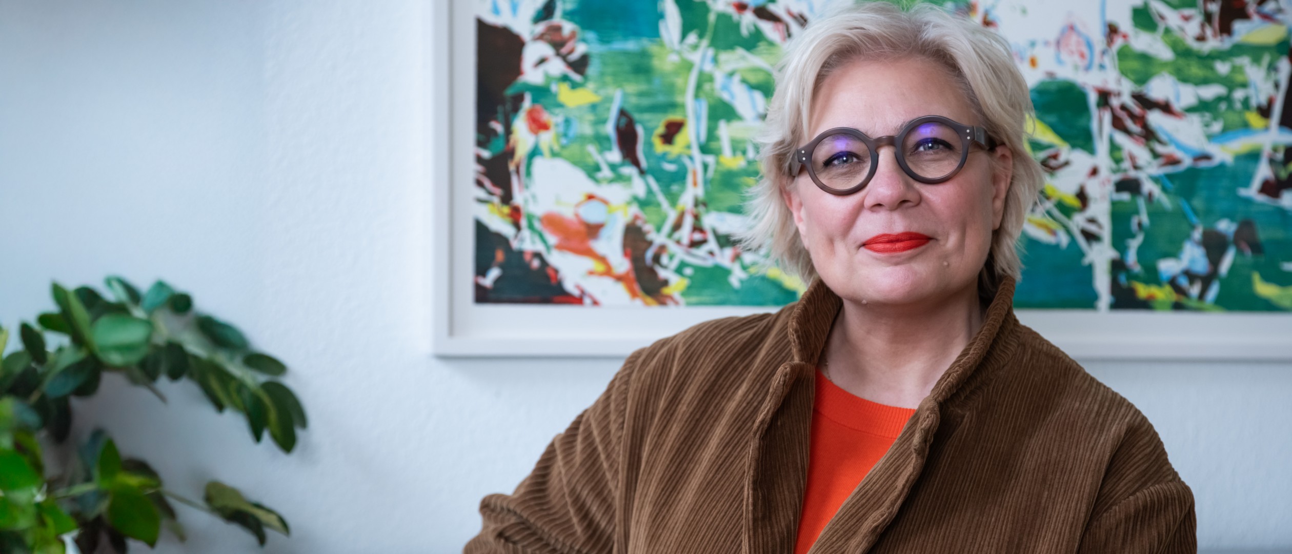 Porträt von Grit Podien vor dem von ihr ausgewählten Kunstwerk