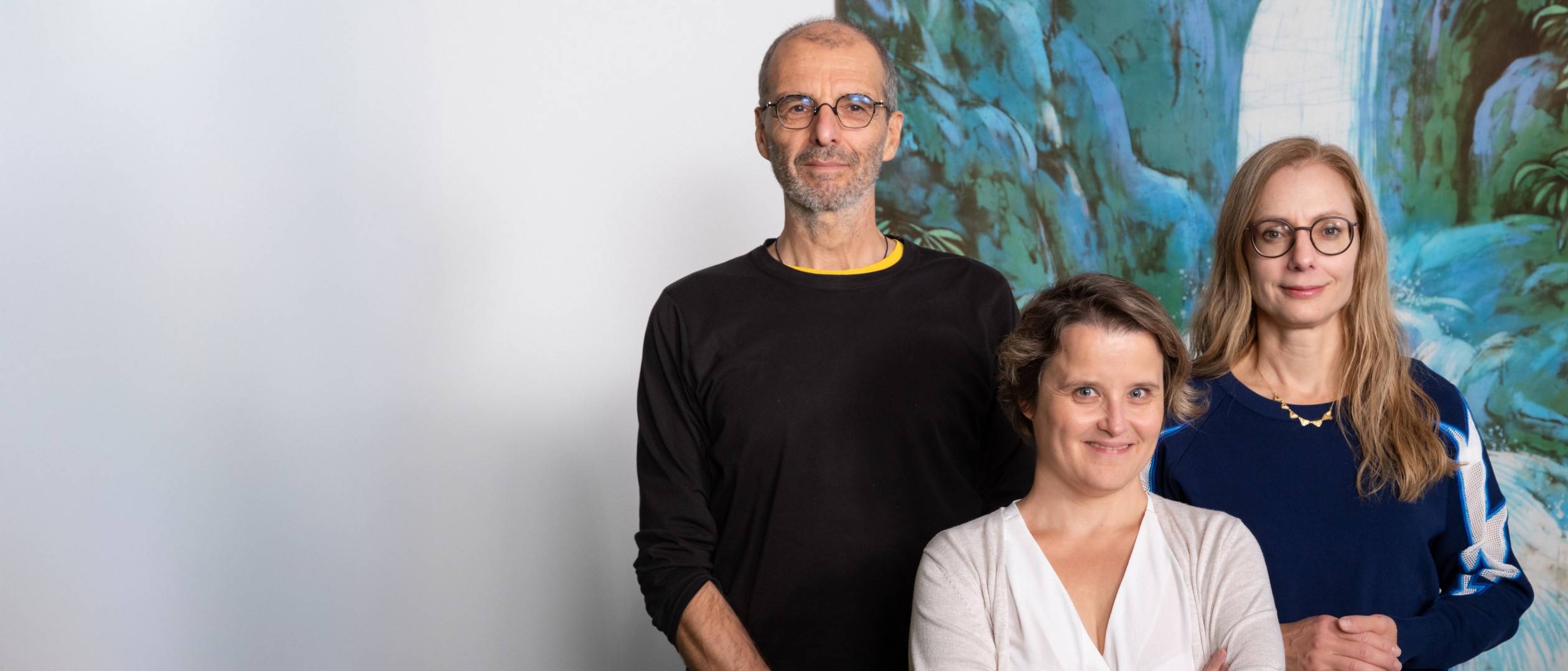 Porträt von Fredi Schmid, Sandra Abegglen und Nadeen Schuster vor dem von ihnen vorgestellten Kunstwerk