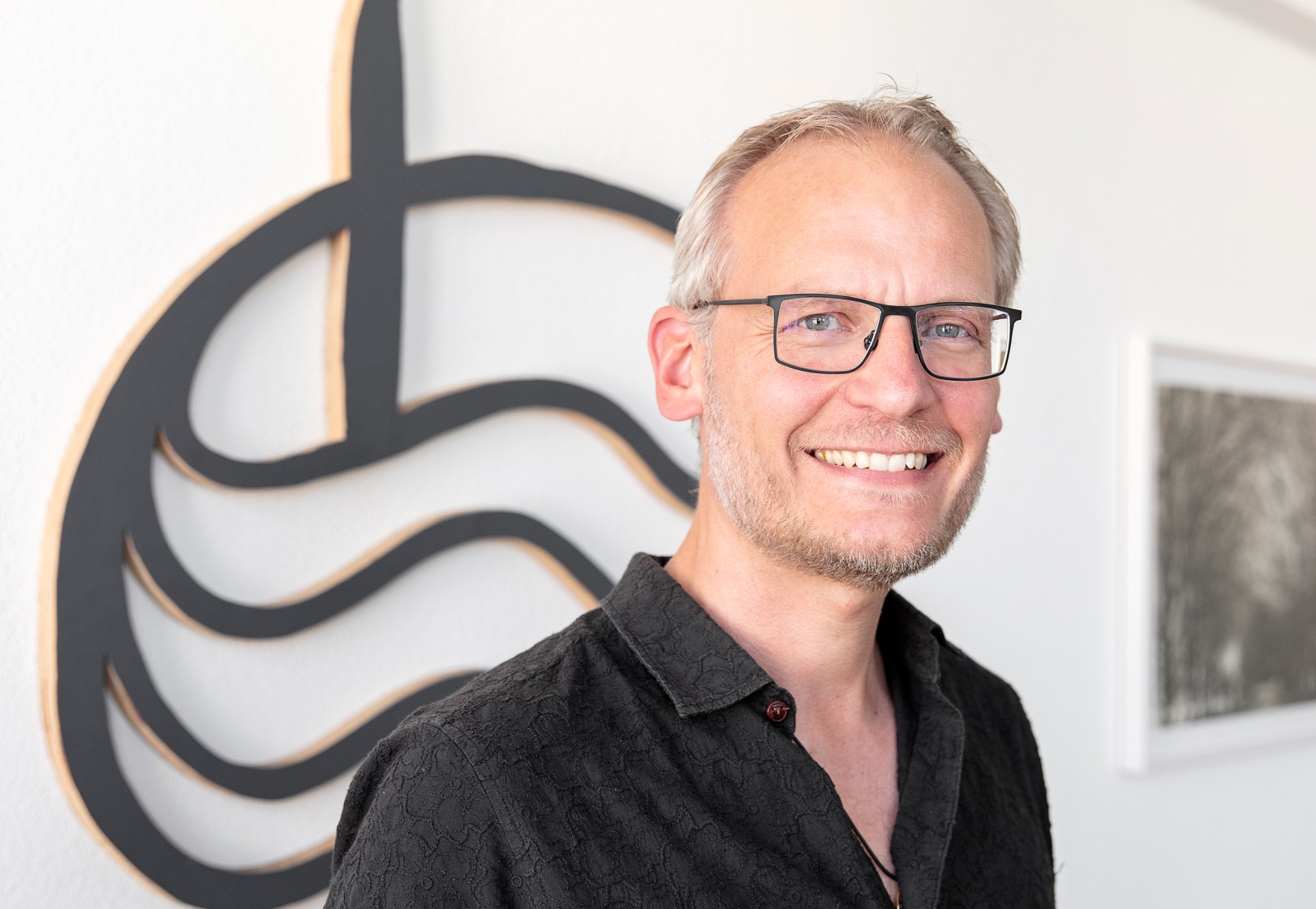 Pascal Hirt Locher vor dem von ihm ausgewählten Kunstwerk