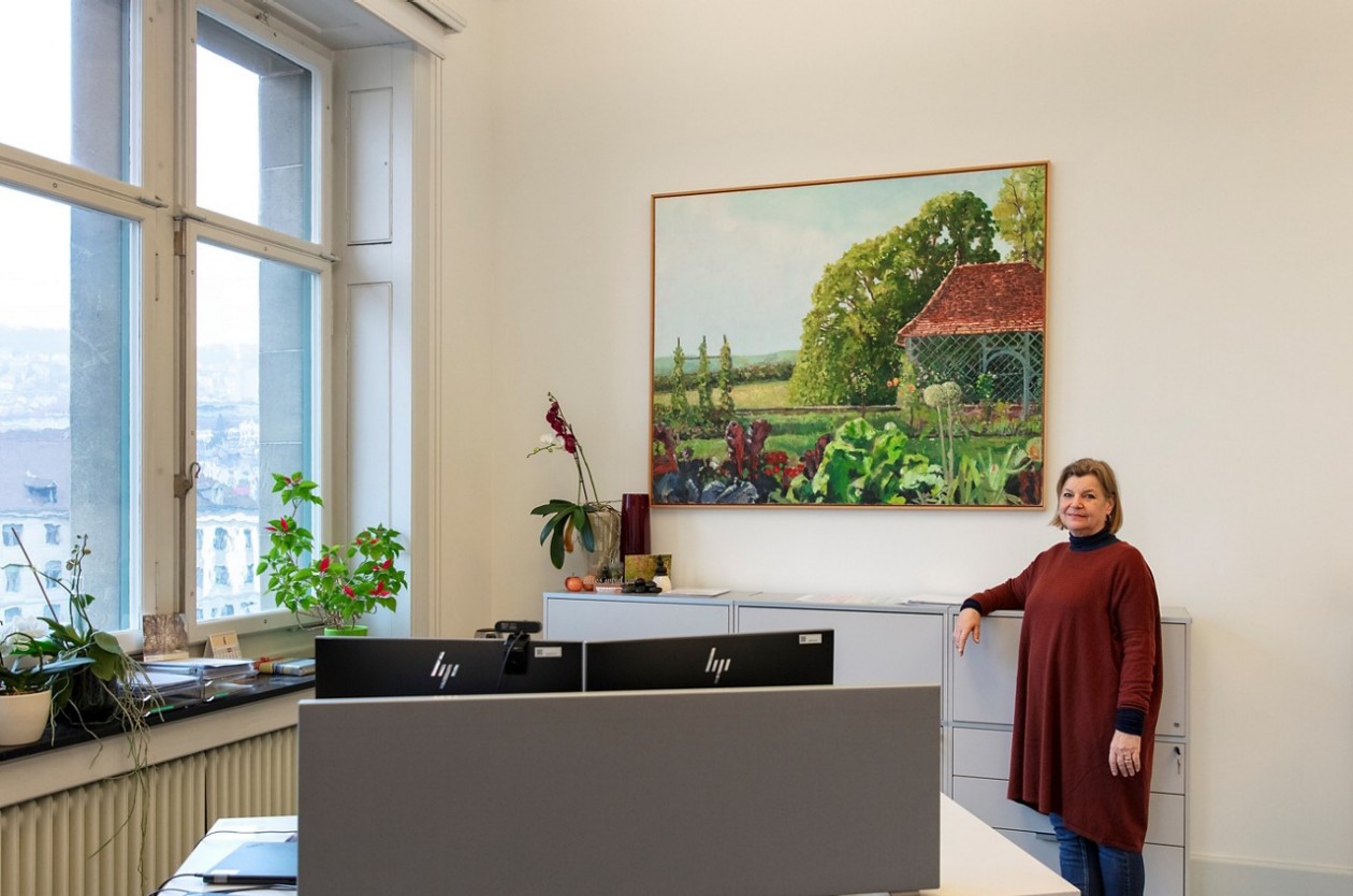 Regina Bommer steht in ihrem Büro vor dem Bild «Le potager à Pressy» von Marc-Antoine Fehr