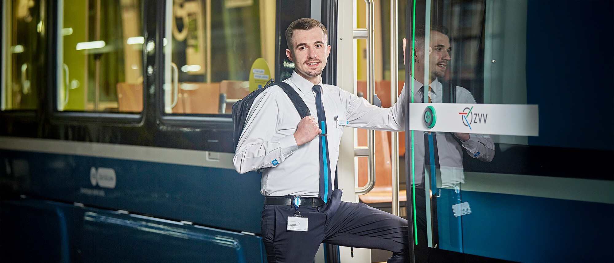 Trampilot Diedon Morina posiert auf der Einstiegstreppe in ein Stadtzürcher Tram