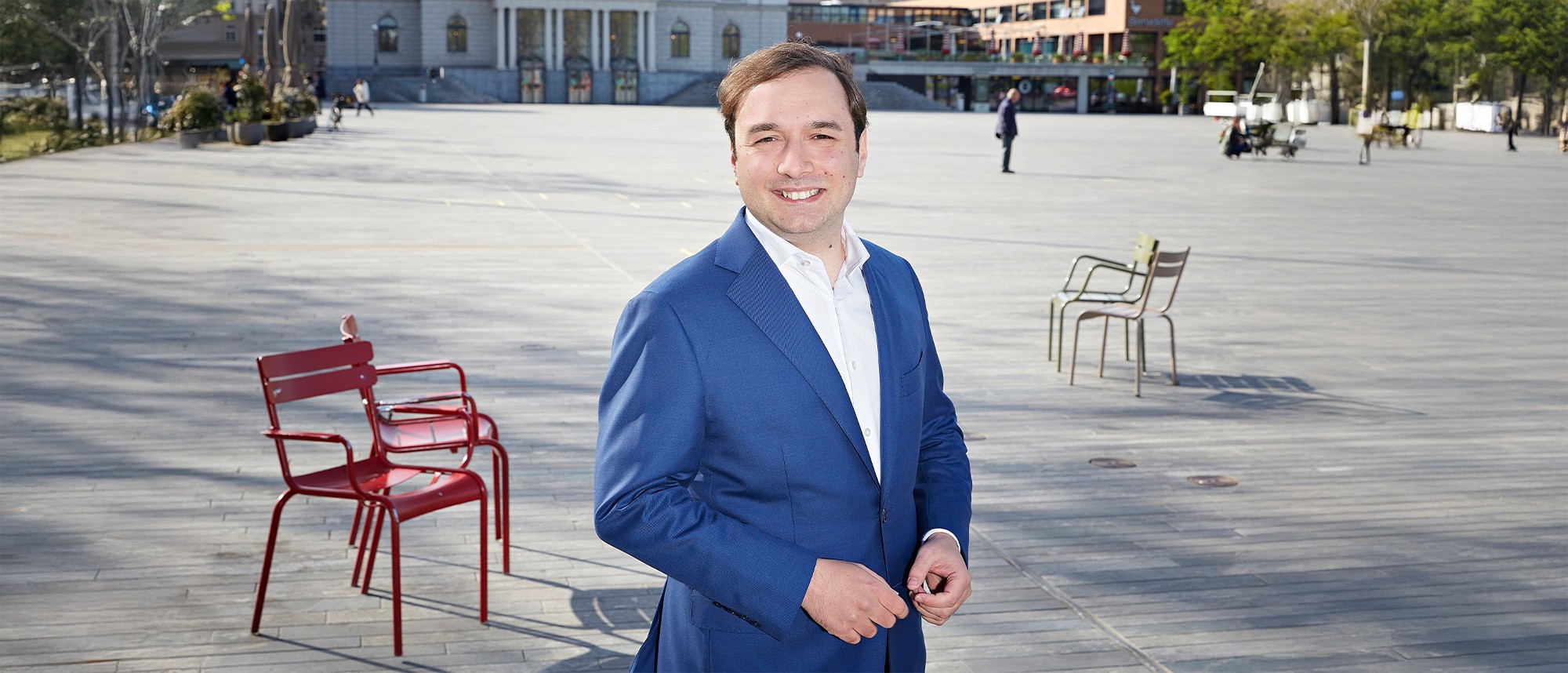 Marco Radojevic im weissen Hemd und blauen Blazer auf dem Bellevue-Platz in Zürich