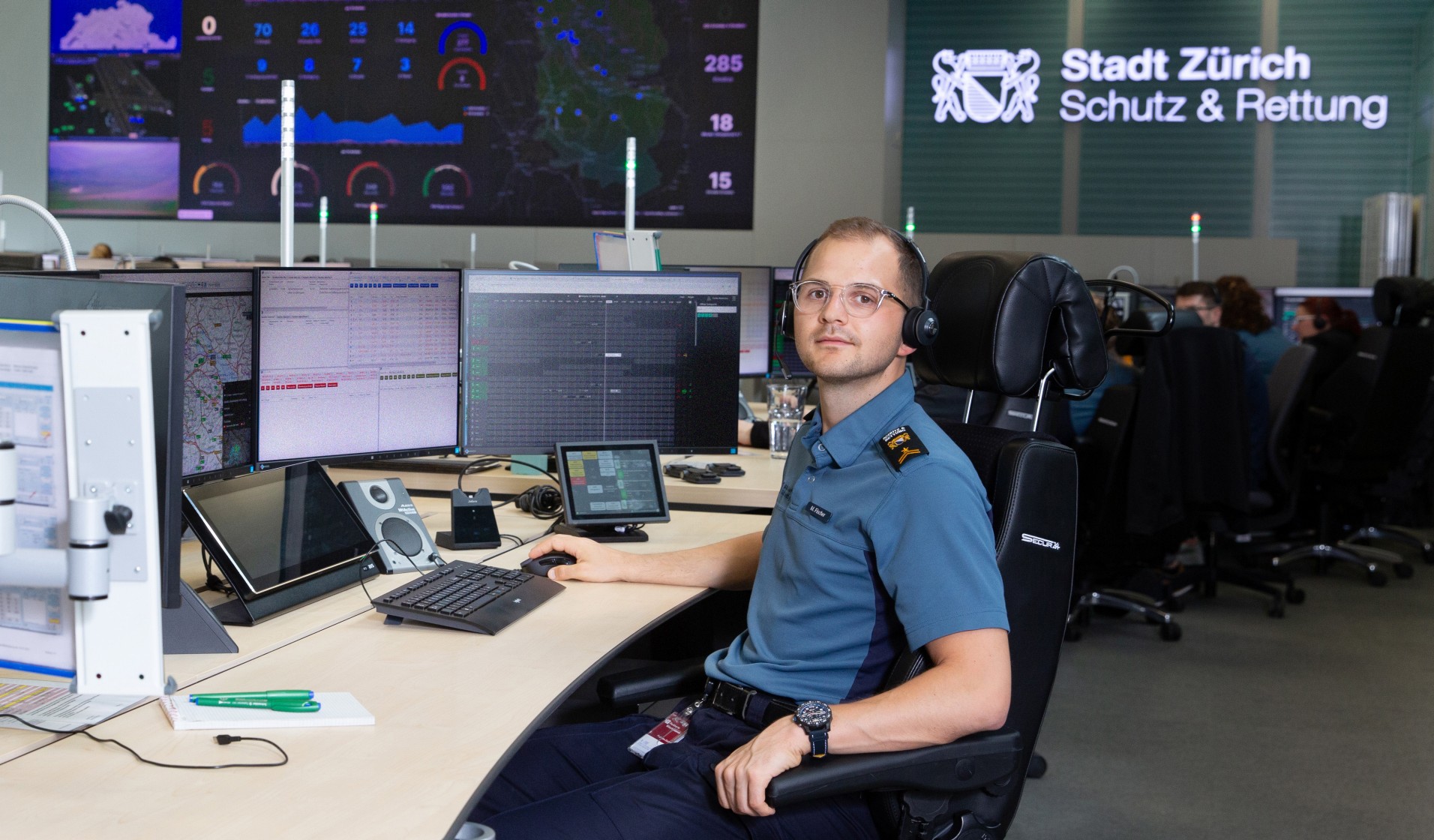 Maximilian Fischer bei der Arbeit in Uniform in der Einsatzzentrale Schutz & Rettung.