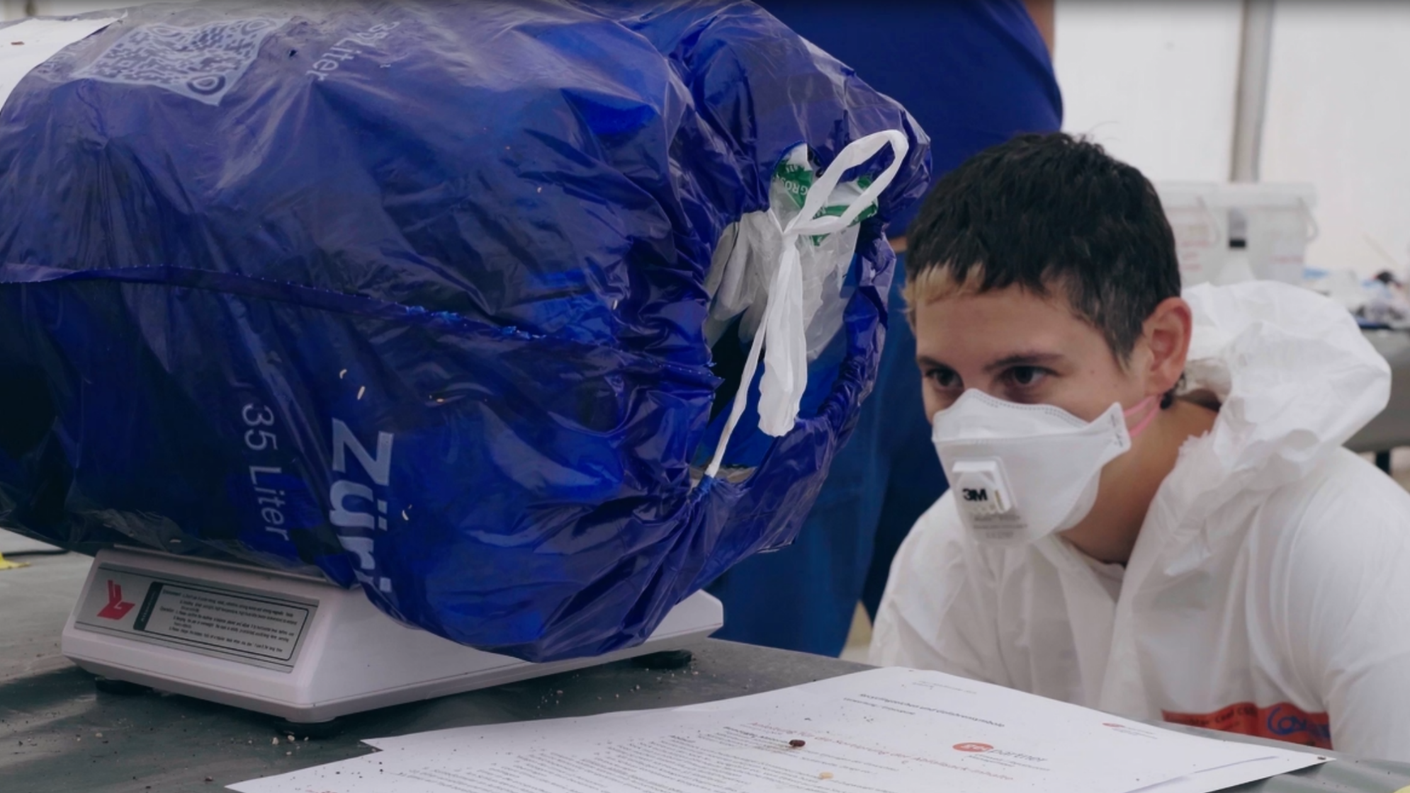 Tabea Kaldis im Büro in ihrer Funktion als Projektleitung Kreislaufwirtschaft bei Entsorgung + Recycling Zürich.