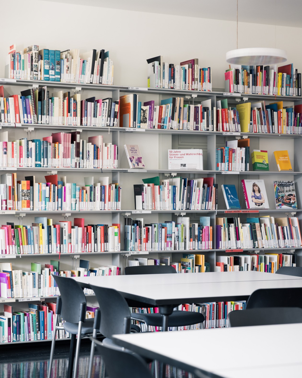 Die Bibliothek zur Gleichstellung befindet sich im Stadthaus im 4. Stock
