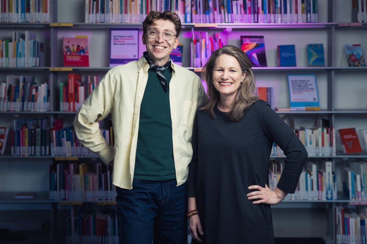  Fabian Weingartner & Chantal Baumgarten betreuen die Bibliothek zur Gleichstellung