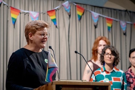 Ulla Blume richtet starke Worte an das Publikum an der Gleichstellungspreisfeier im Stadthaus.