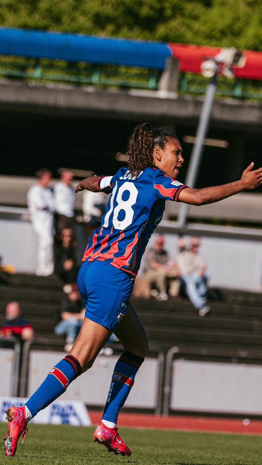 Coumba Sow jubelt als Captain des FC Basel an einem Spiel.