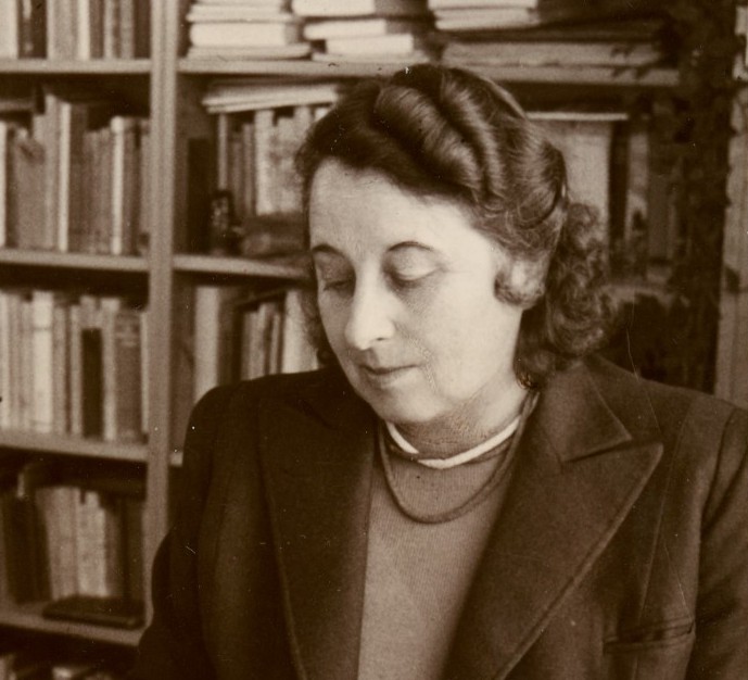 Elisabeth Thommen in Schwarz-Weiss mit Halskette und Blazer-Oberteil