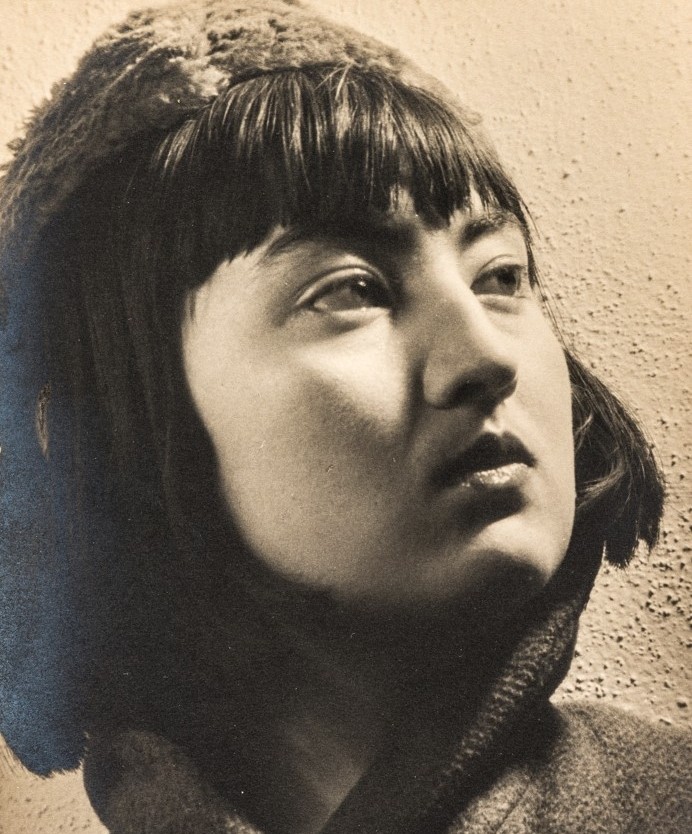 Nahaufnahme des Gesichts von Erna Yoshida Blenk in Schwarzweiss