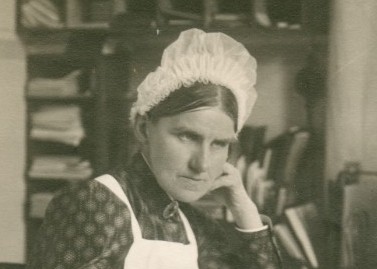 Ida Schneider in schwarz-weiss mit ernstem Blick, Pflegerinnen-Gewand und Haube