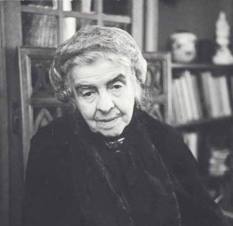 Margarete Susman in schwarz-weiss mit dunklem Oberteil