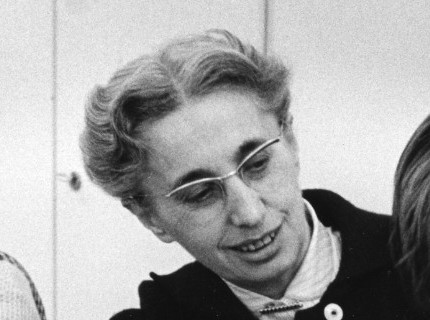 Maria Egg-Benes in schwarz-weiss mit dunklem Oberteil und Brille