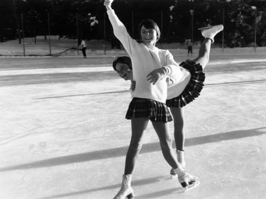 Eliane Wiget beim Eislaufen mit Ihrer Schwester