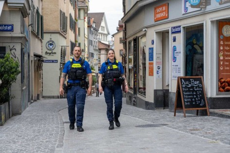 Ein Polizist und eine Polizistin zu Fuss im Niederdorf in Zürich