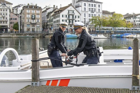Zwei Polizistinnen auf einem Polizeiboot.