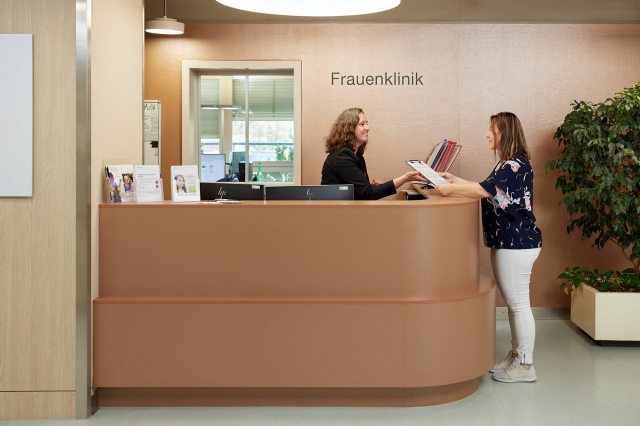 Das Bild zeigt den Empfang der Frauenklinik im Triemli.