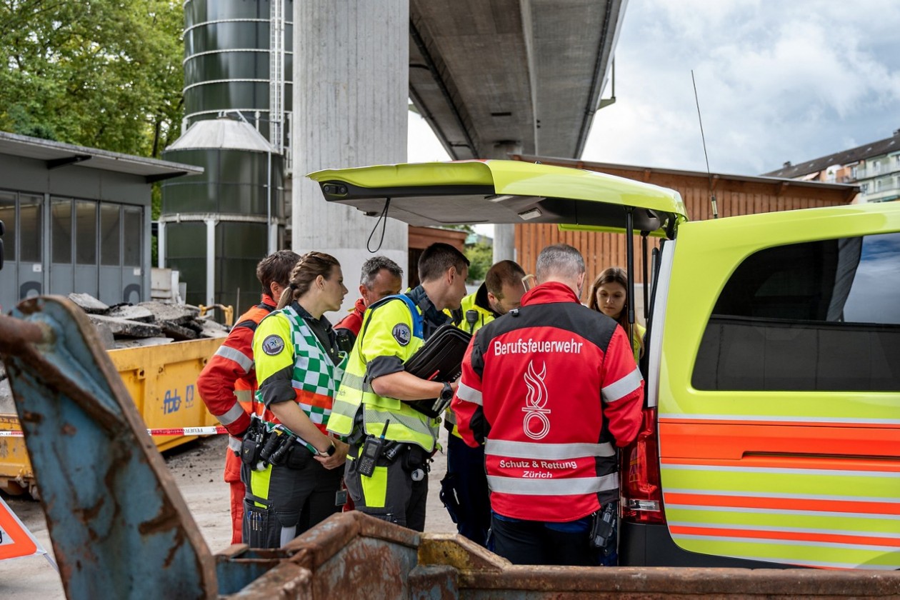 Besprechung von Personen aus verschiedenen Blaulichtorganisationen