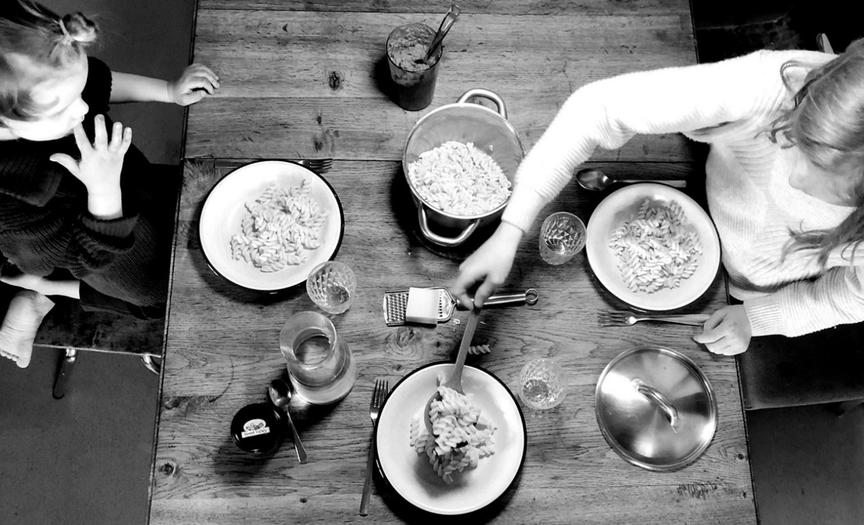 Sarah und ihre Familie beim Essen ihres selbstgemachten roten Pestos.