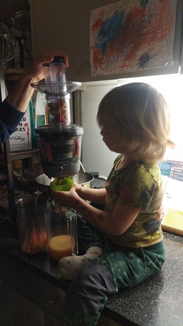 Johanna und ihre Familien stellen gern gemeinsam Säfte her.