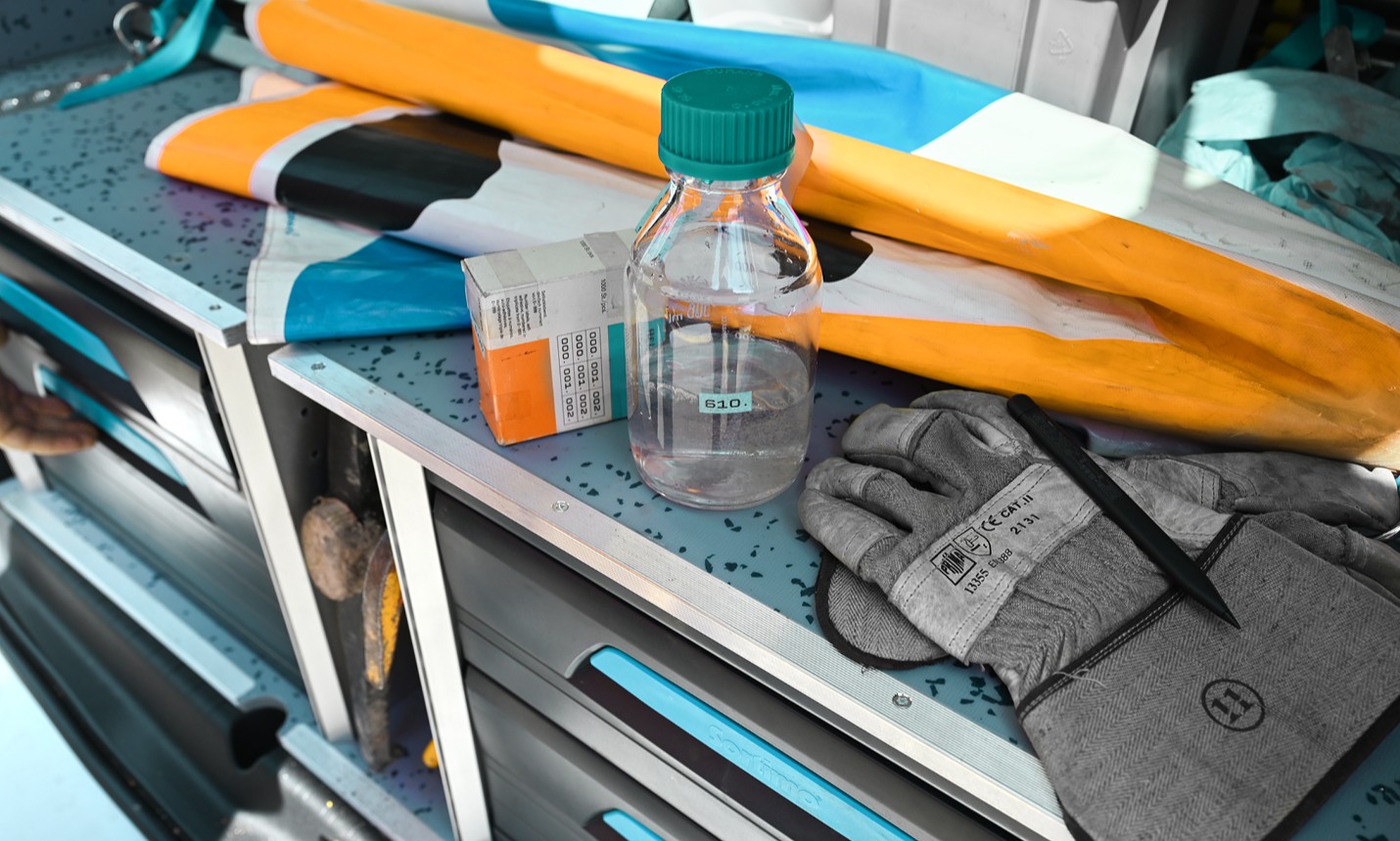 Gerätschaften zur Entnahme von Abwasserproben in Betrieben.