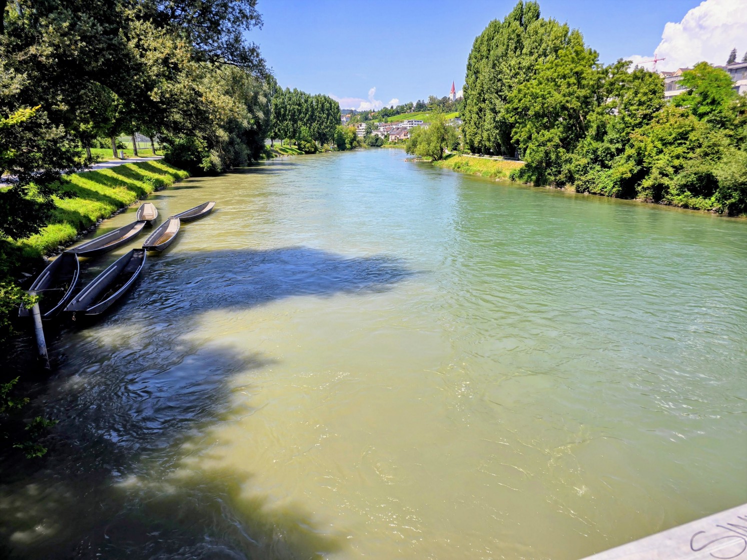 Das Bild zeigt die Limmat stadtauswärts auf Höhe Hardhof. Die linke Flussseite ist durch Schmutzeintrag durch die Sihl deutlich getrübt. 