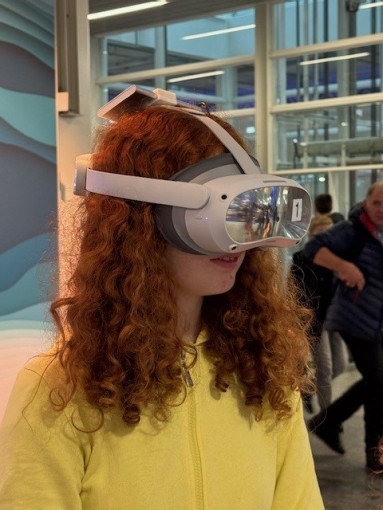 Mädchen trägt VR-Brille an der Berufsmesse Zürich