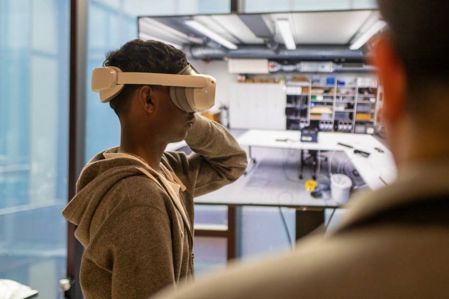 Junge trägt VR-Brille an den Informatiktagen