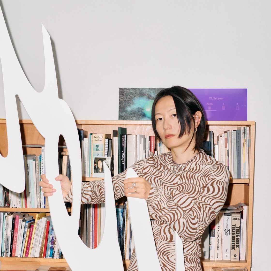 Das Bild zeigt die Künstlerin jiajia Zhang in ihrem Atelier.