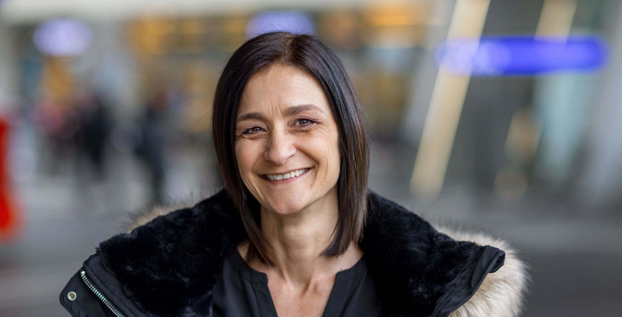 Eine lächelnde Frau mit dunkler Jacke. Foto Alex Colle