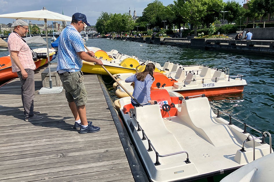 Elin steigt ins Pedalo