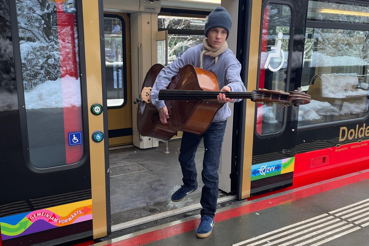 MKZ-Schüler mit Kontrabass steigt aus der Dolderbahn