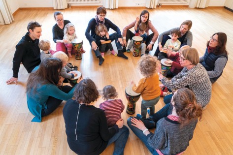 Im «Eltern-Kind-Singen und Musizieren» wird auch das soziale Miteinander gestärkt. 