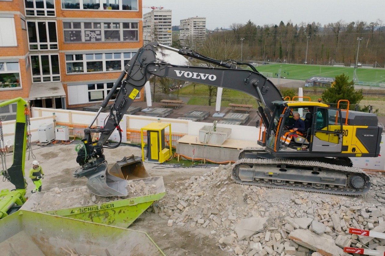 Einblick auf die E-Baustelle mit elektrifizierten Fahrzeugen.
