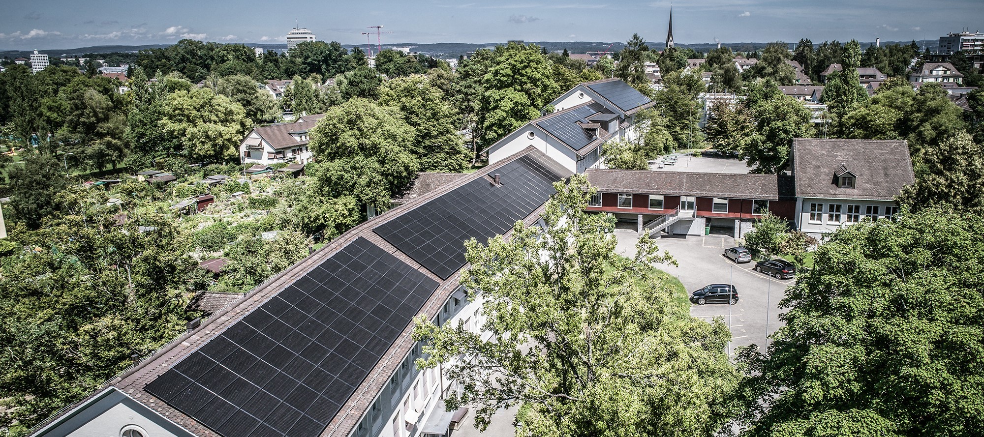 Photovoltaikanlage auf Dächern der Schulanlage Allemoos