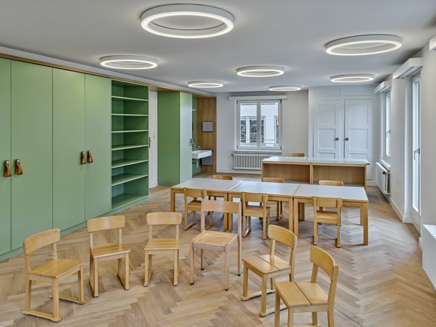 Betreuungszimmer mit LED-Leuchten an der Decke