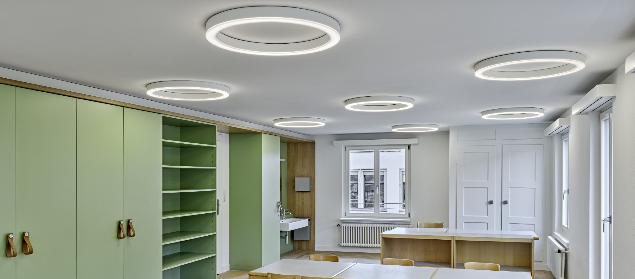 LED-Leuchten an der Decke eines Schulzimmers