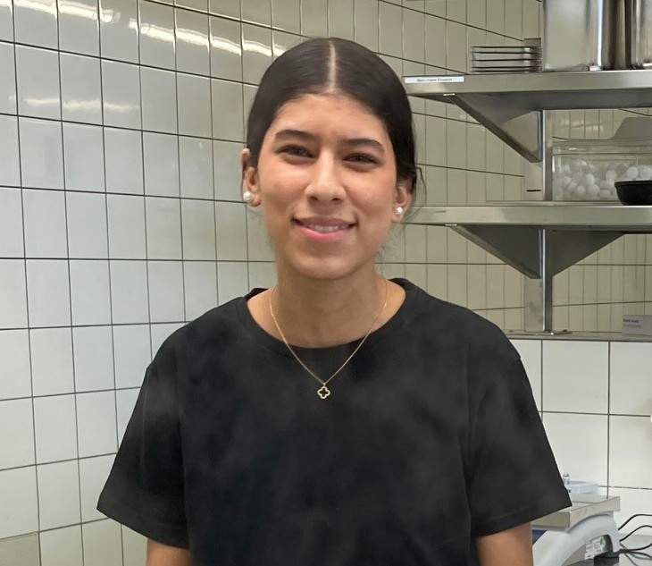 Soraya, Lernende im Bistro der Fachschule Viventa.