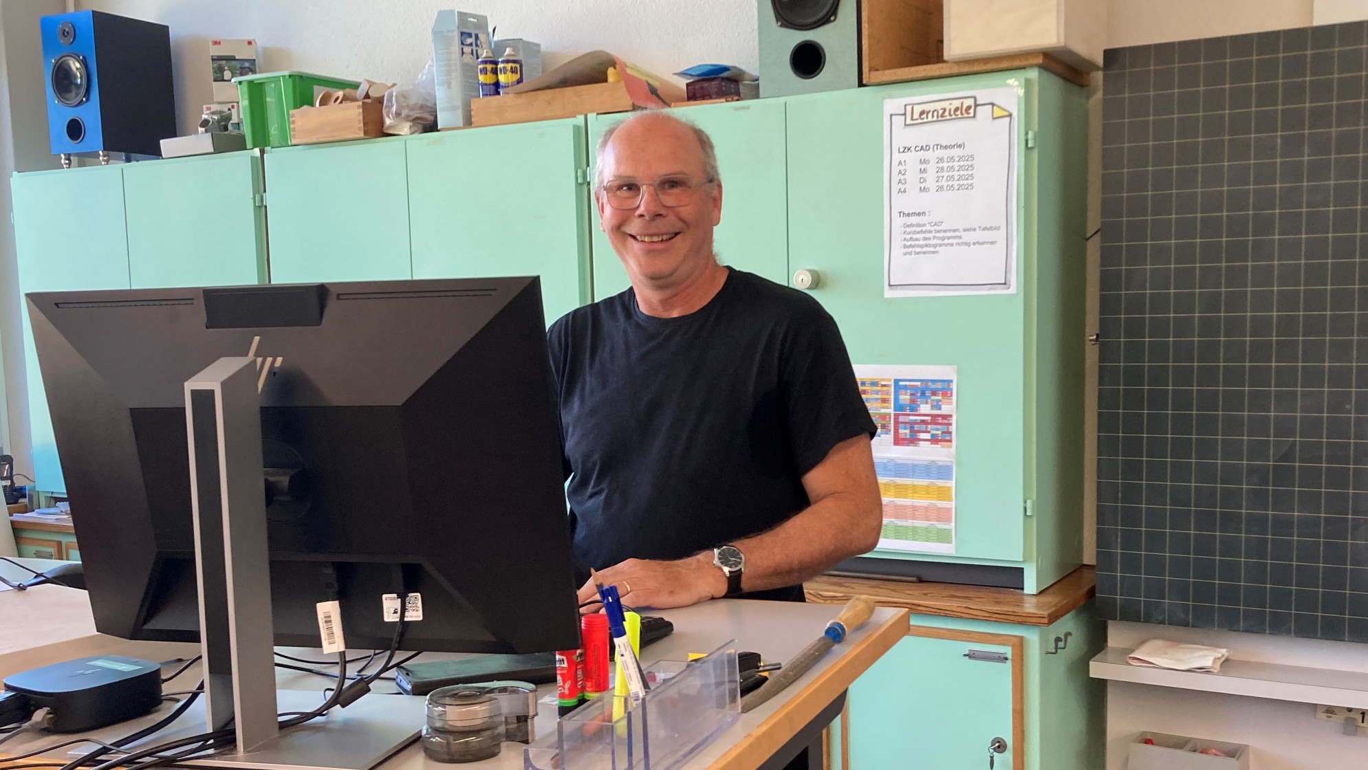 Daniel Hunziker hinter dem Computerbildschirm in seinem Schulzimmer.