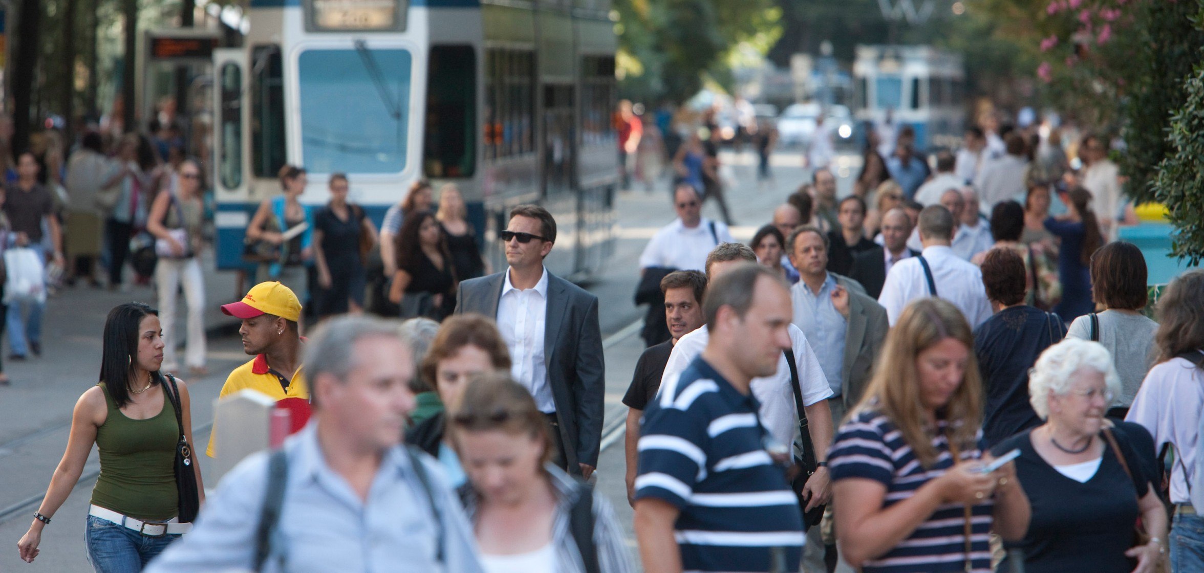 Zur Stosszeit an der Bahnhofstrasse: Arbeitskräfte, Tourist*innen und Shopper*innen vermischen sich auf Trottoir und Strasse. 