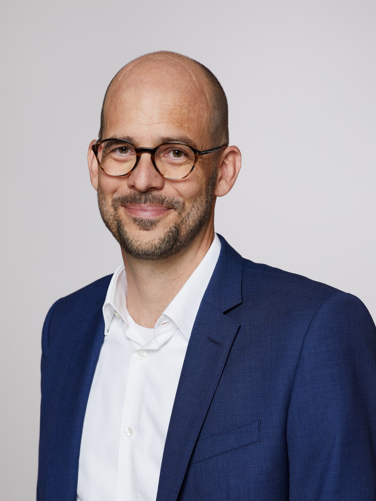 Yves Bisang, runde Brille und leichter Bart.