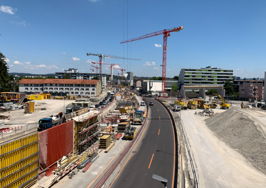 04-ueberlandpark im bau Die A1 in Schwamendingen während des Baus, links stehen bauwände, rechts aufgeschütteter Aushub.