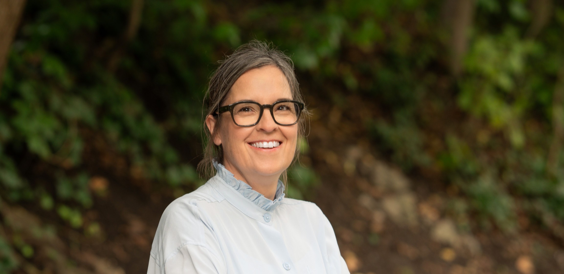 Barbara Zeleny, eine Frau mittleren Alters,  lacht  in die Kamera.