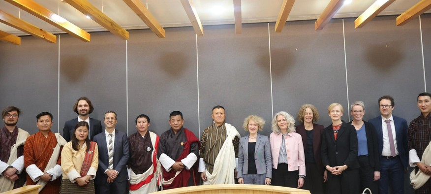 Aufgereiht in einem Raum stehen die Vetreter*innen aus Zürich und jene aus Bhutan. Diese sind traditionell gekleidet. 