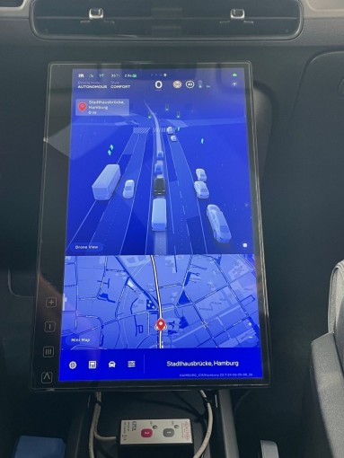 Der Display neben dem Fahrersitz, auf dem man modellhaft Autos auf der Fahrbahn erkennt.
